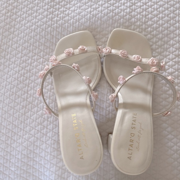 High heels with baby pink flowers💗 - Picture 2 of 3